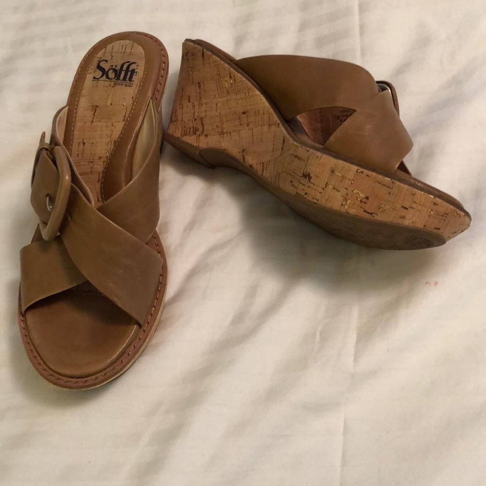 Soffit tan leather cork sandals.
